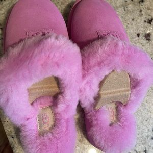 Ugg cozy slipper size 9